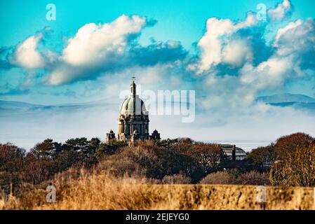 Lancaster, Lancashire, Regno Unito. 22 Feb 2021. Un inizio nuvoloso della giornata ha portato a una bella primavera come pomeriggio all'Ashton Memorial, una follia a Williamson Park, Lancaster, Lancashire. Fu costruito dall'industriale Lord Ashton in memoria della sua seconda moglie Jessy. Per questo motivo è conosciuto come il Taj Mahal del Nord e anche la più grande follia dell’Inghilterra. Credit: John Eveson/Alamy Live News Foto Stock