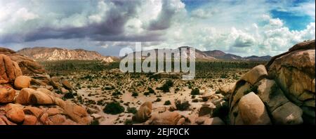 Formazioni rocciose sul paesaggio contro il cielo nuvoloso, Joshua Tree National Park, San Bernardino County, California, USA Foto Stock