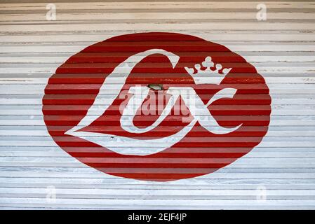 Città del Messico, Messico - 21 novembre 2016: Il logo di Lux International Vacuum Cleaners su una porta di serranda bianca corrugata in negozio. Foto Stock