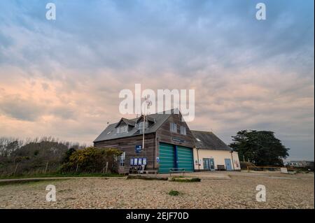 RNLI Hayling Island Lifeboat Station, edificio a Sandy Point. Foto Stock