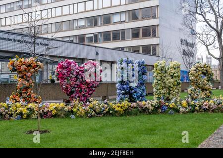 Tributo floreale ai lavoratori della NHS, presso il St Thomas' Hospital di Londra al culmine della seconda ondata della Pandemica Covid-19 nel febbraio 2021 Foto Stock