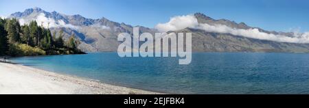 Vista della Baia di Wilson, il Lago Wakatipu visto da Glenorchy-Queenstown Road, la Regione di Otago, l'Isola del Sud, la Nuova Zelanda Foto Stock