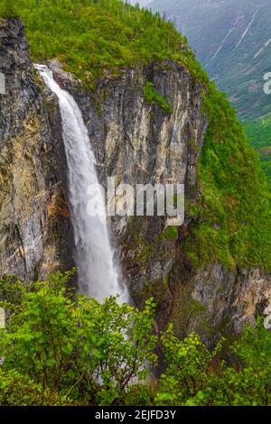 Incredibile cascata più alta Vettisfossen in Utladalen Jotunheimen Norvegia. I paesaggi norvegesi più belli. Foto Stock