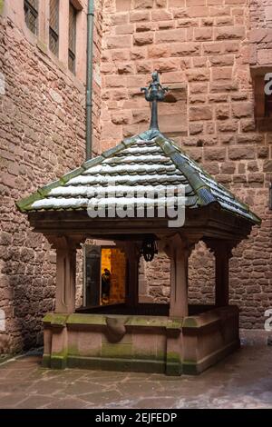 Serbatoio coperto bene all'interno del castello di Haut-Koenigsbourg, nella neve in inverno, Alsazia, Francia Foto Stock