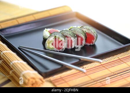 Delizioso sushi con menu appetitoso Foto Stock