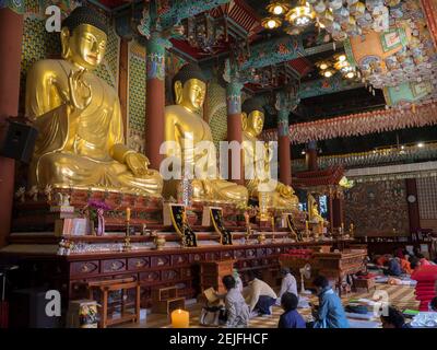 Adoratori che pregano nella Sala del Grande Eroe, Jogyesa, Seoul, Corea del Sud Foto Stock