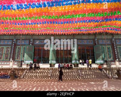 Lanterne appese per festival nel cortile di fronte alla Hall of the Great Hero, Jogyesa, Seoul, Corea del Sud Foto Stock