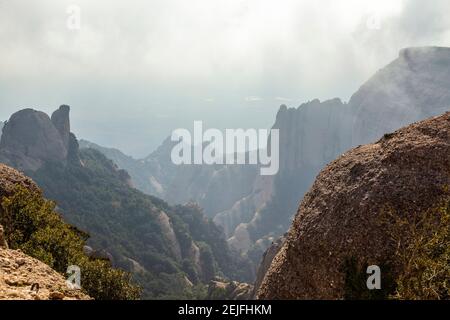 Montserrat è una montagna emblematica della Catalogna in cui molti tipi di sport sono effettuati e lo è anche conosciuto per i temi religiosi Foto Stock