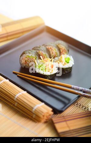 un sano sushi servito in modo gustoso Foto Stock
