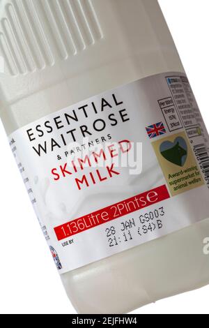 Etichetta sul flacone di latte scremato Essential Waitrose & Partners 2 pinte Foto Stock