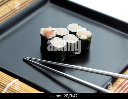 delizioso set di sushi servito su un piatto con chopsticks Foto Stock
