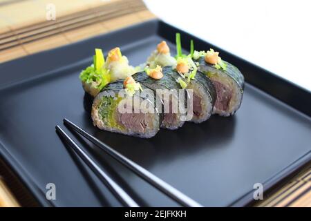 sushi di pollame servito in modo colorato e appetitoso Foto Stock