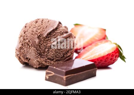 paletta singola per gelato al cioccolato con fette di cioccolato e fragole Foto Stock