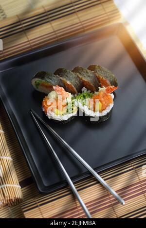 sushi di gamberi fatti in casa con riso Foto Stock