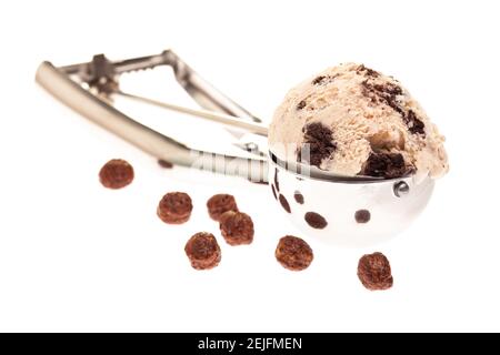 cucchiaio con gelato alla vaniglia e pezzetti di torta Foto Stock