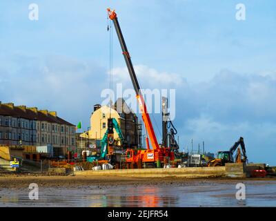 Costruzione del nuovo Regent Cinema sul lungomare di Redcar impilatrice per l'installazione di pile cilindriche Foto Stock