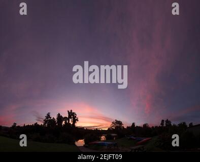 Tramonto al Wilderness Lodge sul lago Moeraki, West Coast, South Island, Nuova Zelanda Foto Stock