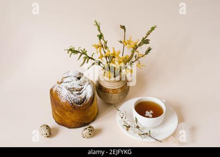 Torte pasquali (torta di Pasqua ortodossa), uova e rami di fiori gialli di forsizia. La scena della vacanza di Pasqua. Composizione festiva sul tavolo Foto Stock