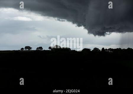 Nuvole tempeste che si formano sulla campagna a Tardepigge, Worcestershire, Regno Unito Foto Stock