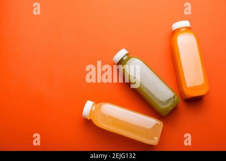 Foto di succhi di disintossicazione sani su sfondo rosso, stile di vita sano, cosa migliore al mattino. Foto Stock