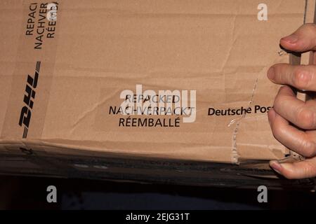 Pacchetto di post reimballato da DHL Foto Stock