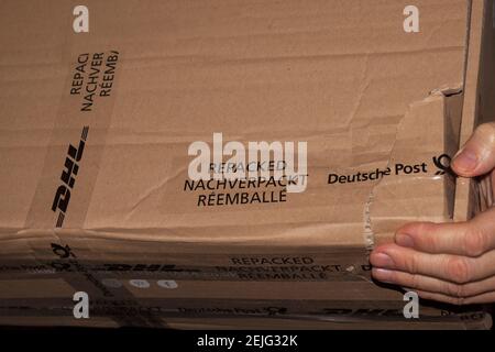 Pacchetto di post reimballato da DHL Foto Stock