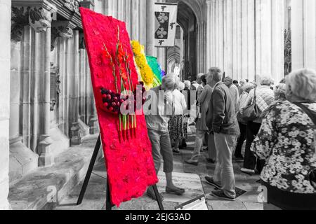 Il festival dell'illuminazione dei fiori, una stupefacente varietà di composizioni floreali alla Winchester Cathedral, Hampshire UK a settembre Foto Stock