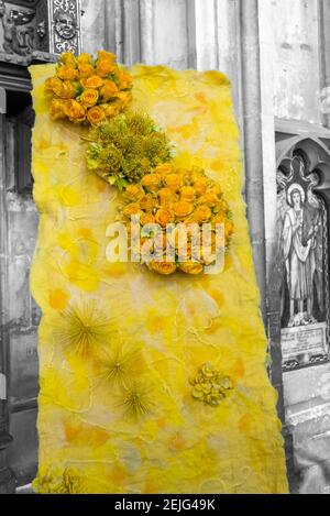 Il festival dell'illuminazione dei fiori, una stupefacente varietà di composizioni floreali alla Winchester Cathedral, Hampshire UK a settembre Foto Stock