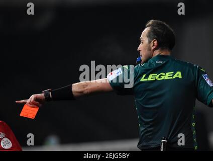 Benevento, Italia. 21 Feb 2021. Luca Pairetto ( arbitro ) durante Benevento Calcio vs AS Roma, Serie calcistica Italiana A match in Benevento, Italia, Febbraio 21 2021 Credit: Independent Photo Agency/Alamy Live News Foto Stock