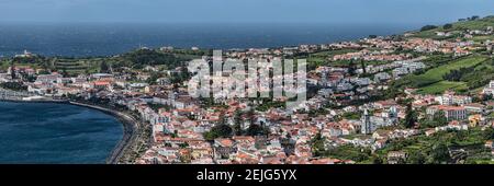 Vista ad alto angolo della città sulla costa, Horta, isola Faial, Azzorre, Portogallo Foto Stock
