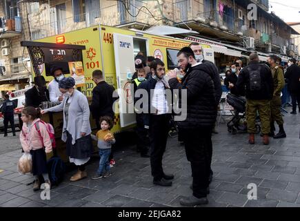 Gerusalemme, Israele. 22 Feb 2021. La gente sta fuori di una clinica mobile per il vaccino del coronavirus in Gerusalemme. Mahane Yehuda Market, il Lunedi, 22 febbraio 2021. Foto di Debbie Hill/UPI Credit: UPI/Alamy Live News Foto Stock