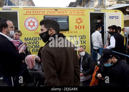 Gerusalemme, Israele. 22 Feb 2021. La gente attende in fila per ricevere il vaccino Pfizer-Biotech del coronavirus in una clinica mobile di Magen David Adom istituita a Gerusalemme. Mahane Yehuda Market, il Lunedi, 22 febbraio 2021. Foto di Debbie Hill/UPI Credit: UPI/Alamy Live News Foto Stock