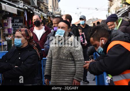 Gerusalemme, Israele. 22 Feb 2021. La gente attende in fila per ricevere il vaccino Pfizer-Biotech del coronavirus in una clinica mobile di Magen David Adom istituita a Gerusalemme. Mahane Yehuda Market, il Lunedi, 22 febbraio 2021. Foto di Debbie Hill/UPI Credit: UPI/Alamy Live News Foto Stock