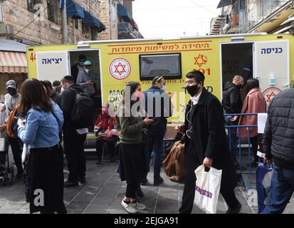 Gerusalemme, Israele. 22 Feb 2021. Gli israeliani passano un Magen David Adom, l'Organizzazione Nazionale d'emergenza d'Israele, clinica mobile per il vaccino del coronavirus in Gerusalemme. Mahane Yehuda Market, il Lunedi, 22 febbraio 2021. Foto di Debbie Hill/UPI Credit: UPI/Alamy Live News Foto Stock