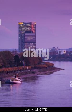 Deutsche Post Tower sul fiume Rhein al crepuscolo, Bonn, Nord Reno-Westfalia, Germania Foto Stock