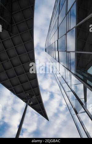 Vista dall'angolo basso della Deutsche Post Tower, Bonn, Nord Reno-Westfalia, Germania Foto Stock