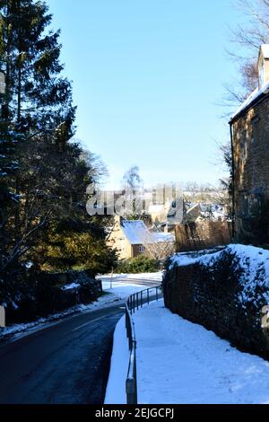 Main Road attraverso Hook Norton in inverno Foto Stock