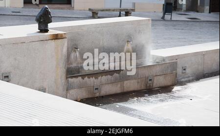 CALDES DE MONTBUI, SPAGNA - 31 GENNAIO 2021: Vista ravvicinata della fontana di acqua termale a Caldes de Montbui, Catalogna, Spagna. Acqua minerale naturale Foto Stock