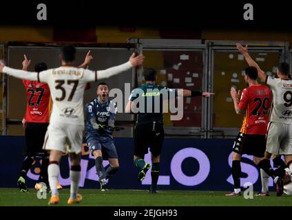 Benevento, Italia. 21 Feb 2021. Benevento, Italia, Stadio Ciro Vigorito, 21 febbraio 2021, Calcio di punizione poi annullato dalla var per la partita di fuoti dall'arbitro Luca Pairetto durante Benevento Calcio vs COME Roma - Calcio italiano Serie A match Credit: Renato Olimpio/LPS/ZUMA Wire/Alamy Live News Foto Stock