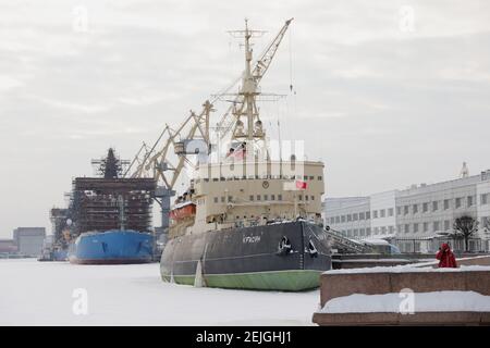 Museo nave rompighiaccio Krassin a San Pietroburgo, Russia in una giornata invernale contro i nuovi rompighiaccio in costruzione presso il cantiere Baltiysky zavod Foto Stock