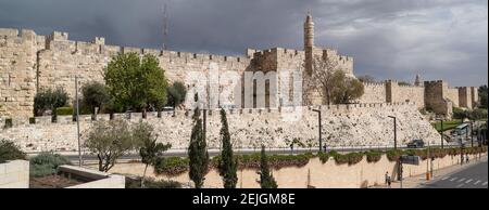 Mura della Città Vecchia e Torre di Davide, Città Vecchia, Gerusalemme, Israele Foto Stock