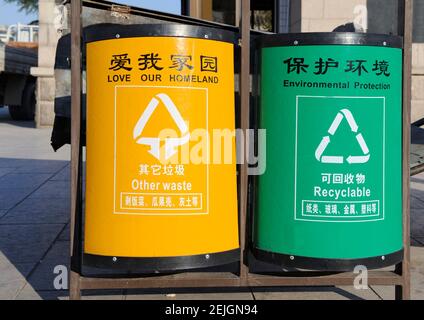 HANGZHOU, CINA-NOVEMBRE 28, 2008:contenitori di diversi colori per la raccolta per la separazione dei rifiuti a Hangzhou, Cina per la prossima generazione. Contenitori Cina f Foto Stock
