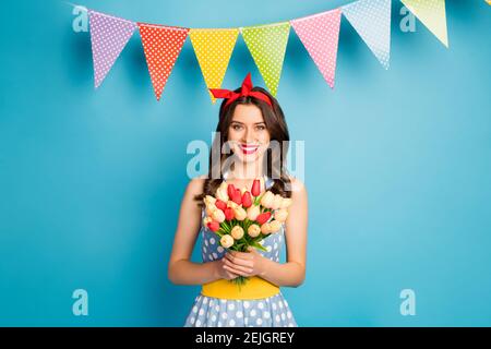 Ritratto di lei bella bella bella bella carina gorgeous glamour allegra ragazza allegra che tiene in mani fiori elementi di arredamento, isolato su br Foto Stock