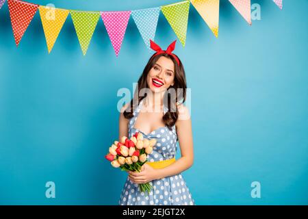 Ritratto di lei bella bella bella bella carina glamour allegra ragazza con capelli ondulati che tiene in mano fiori da primavera isolato acceso luminoso Foto Stock