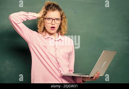 Studiare online. Studente STEM. Informatica e programmazione. Notebook per insegnanti che cerca informazioni sfondo lavagna. Donna computer portatile che naviga in Internet. Foto Stock