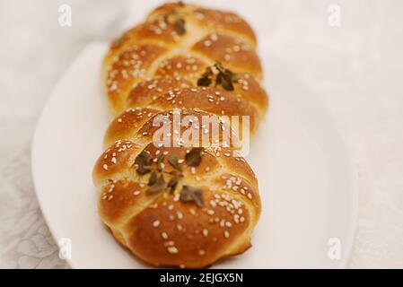 Gustoso pane fatto in casa. Impasto, ricetta del pane, sfida, pane fatto a mano. Foto Stock