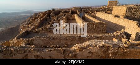 Vista elevata delle rovine di Fort, Masada, Israele Foto Stock