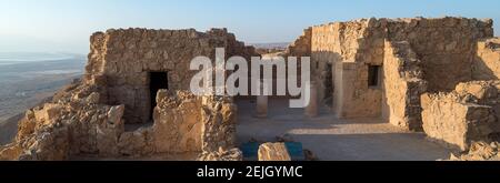 Vista elevata delle rovine di Fort, Masada, Israele Foto Stock