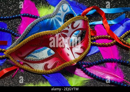 Coppia di maschere facciali con piume e perline Foto Stock