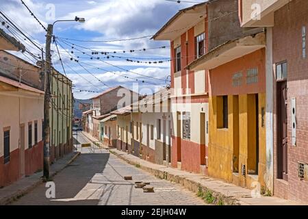 Strada con case color pastello nella città coloniale Vallegrande, Vallegrande Provincia, Santa Cruz Dipartimento, Bolivia Foto Stock